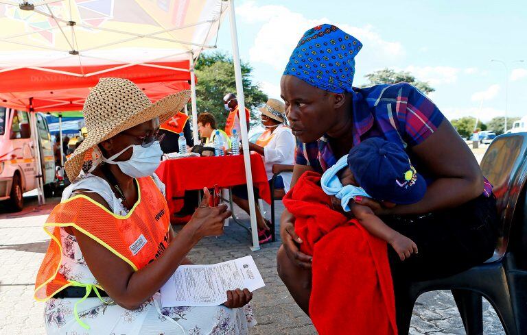 Coronavirus en África. (Photo by Phill Magakoe / AFP)