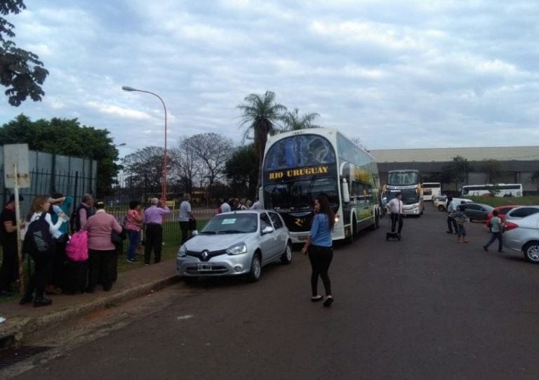 Los pasajeros suben a los coches en las afueras de la Terminal. (Foto: Twitter)