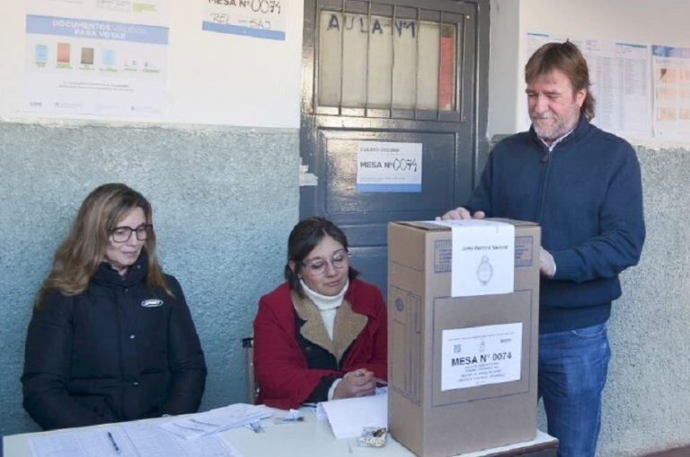 Momento en el que el actual ministro Jorge Rizzotti depositaba su voto.