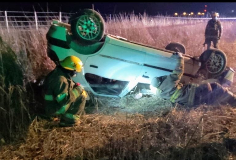 El vuelco fatal ocurrió en la Ruta S26, entre las vías férreas y el río Carcarañá. (Red de Emergencias)