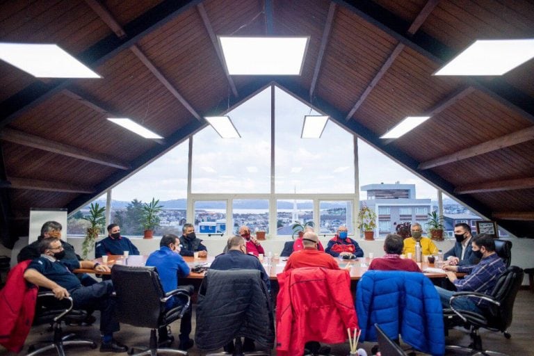 Encuentro entre Bomberos de la ciudad de Ushuaia y Río Grande, el Intendente Walter Vuoto y autoridades municipales.