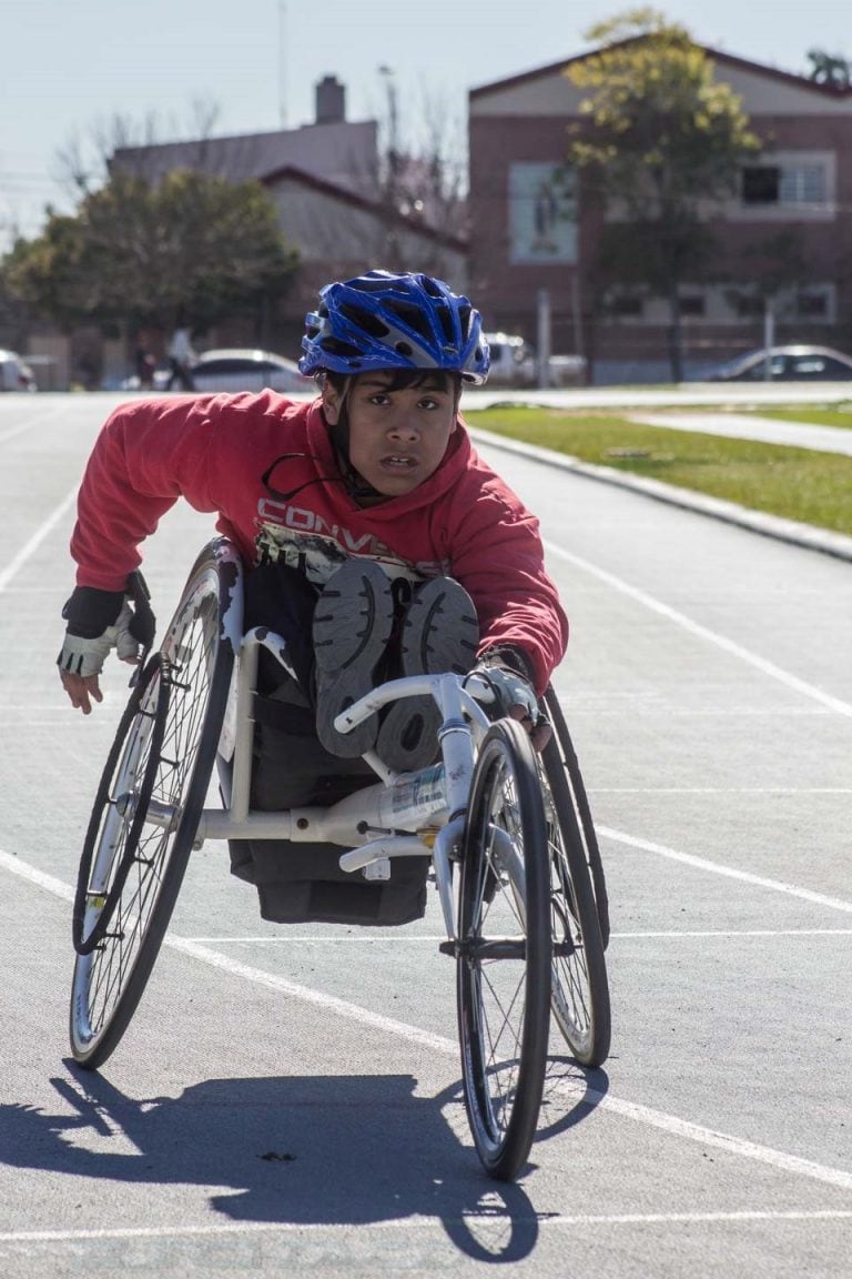 Atleta en plena competencia de pista.