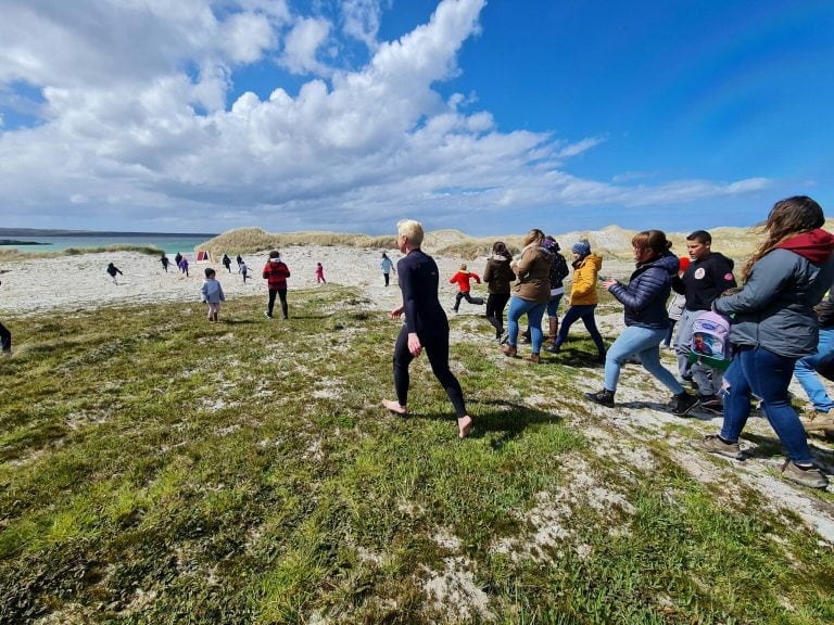 La alegría de los más chicos, en el histporico momento de la habilitación de las playas próximas a la capital isleña. Algunos, incluso, con sus trajes de neopren, buscando el agua, donde antes nunca habían podido hacerlo.