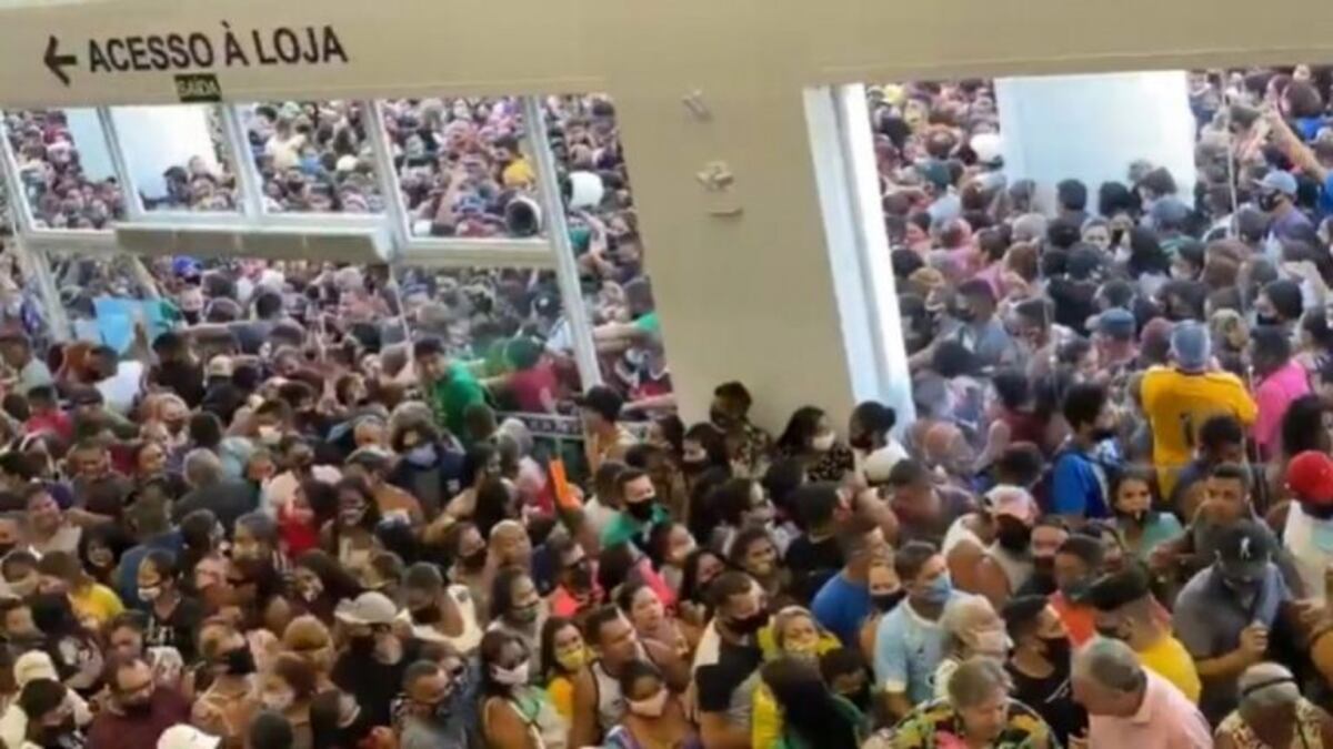 Escándalo en Brasil por una impresionante multitud de gente sin barbijo en un shopping