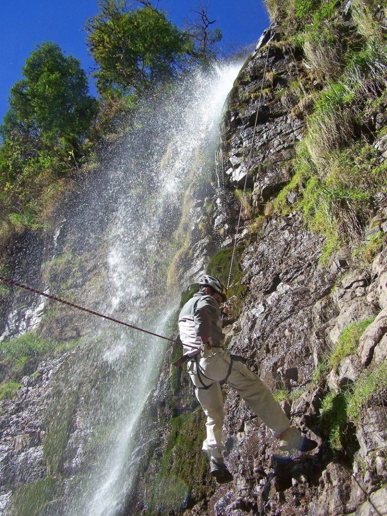 Mucha adrenalina en una experiencia de rappel, en San Antonio, Jujuy.