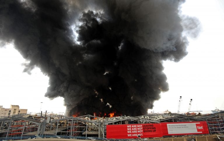 El humo saliendo del puerto es visible desde toda la ciudad (Foto: ANWAR AMRO / AFP)