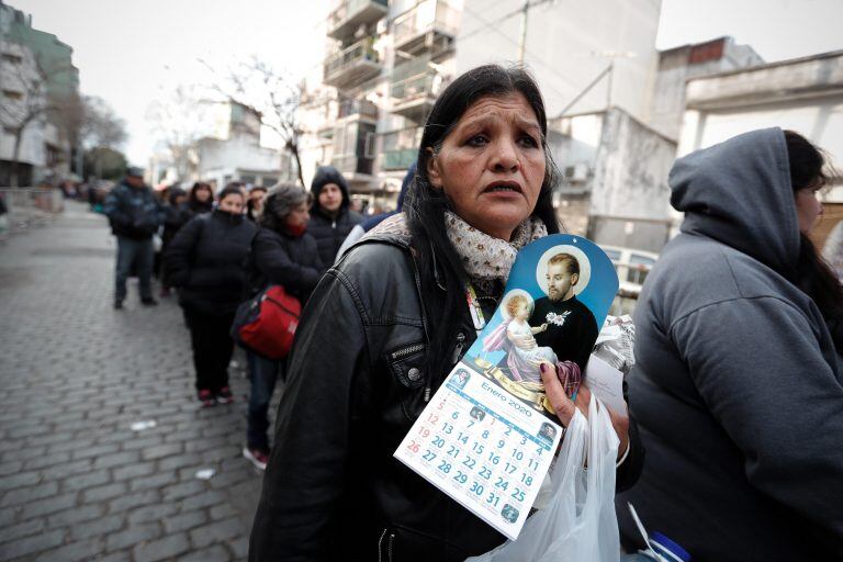 Miles de personas participan en la procesión de San Cayetano (Foto: Juan Ignacio Roncoroni/EFE)