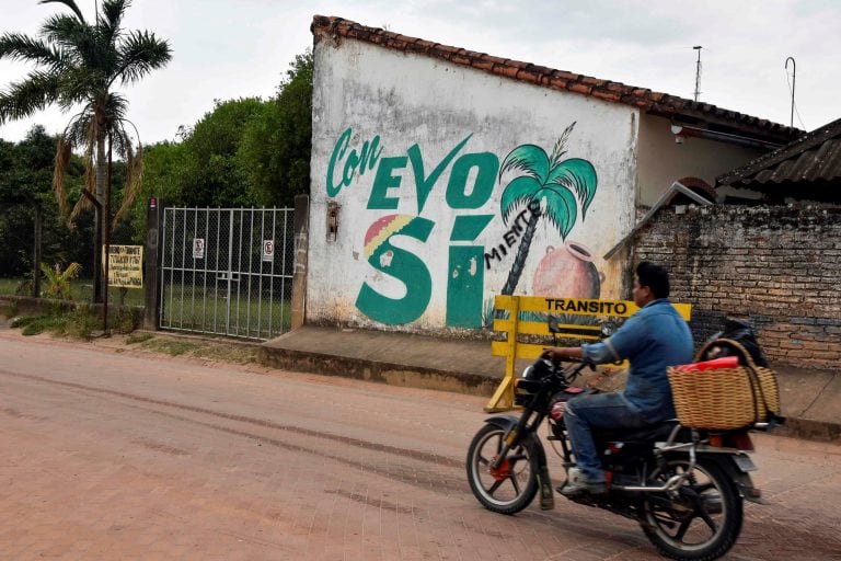 Un hombre conduce su motocicleta en el pueblo de Porongo, provincia de Andrés Ibáñez, departamento de Santa Cruz, Bolivia, el 18 de octubre de 2019. - Bolivia, que celebra las elecciones presidenciales el domingo, alberga a la población indígena más grande de América Latina y se encuentra entre sus países más pobres a pesar de sus gigantes reservas de gas. (Photo by AIZAR RALDES / AFP)