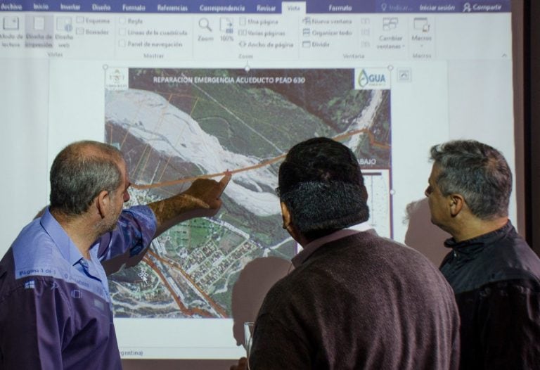 El ingeniero Helou explica a los periodistas los trabajos de reparación del acueducto en el río Grande.