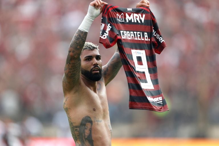 JJPANA8405\u002E LIMA (PERÚ), 23/11/2019\u002E- Gabriel Barbosa de Flamengo celebra su segundo gol este sábado en la final de la Copa Libertadores 2019 entre Flamengo y River Plate en el estadio Monumental en Lima (Perú)\u002E EFE/PAOLO AGUILAR