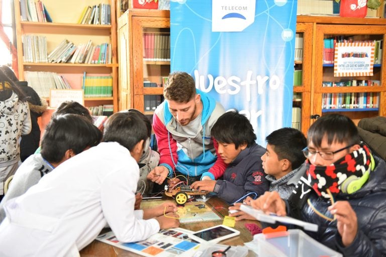 El taller de robótica del programa "Nuestro Lugar" atrapa la atención de los estudiantes.