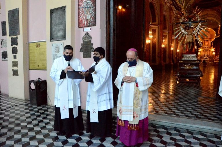 Los salteños se acercaron a orar frente a la Catedral tras un Milagro diferente (Facebook Catedral de Salta)