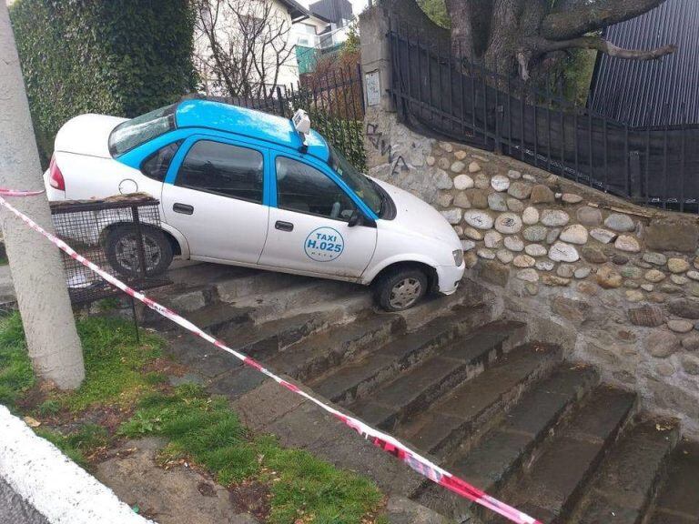 Taxi incrustado en las escaleras de Bariloche (Gentileza Bariloche2000)