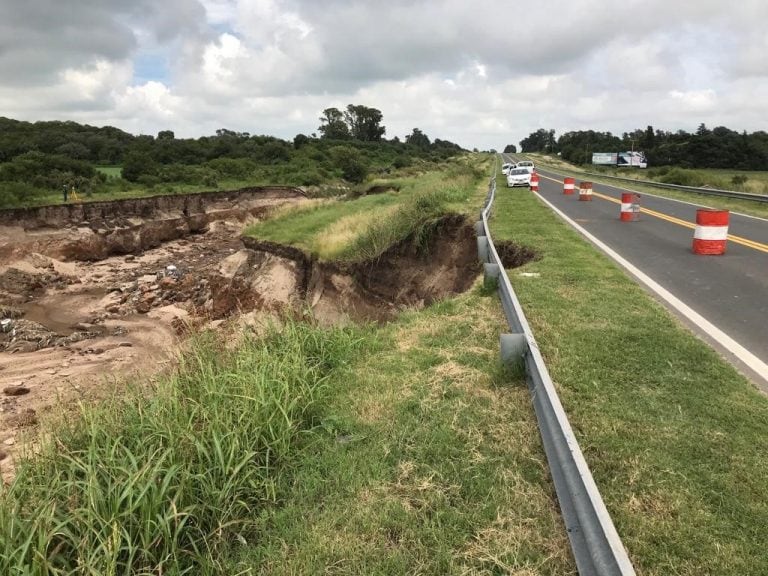 En la ruta 8 a la altura del Puente Antártida se produjo el desmoronamiento del terraplén.