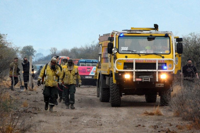 Bomberos trabajando en los incendios forestales en San Luis