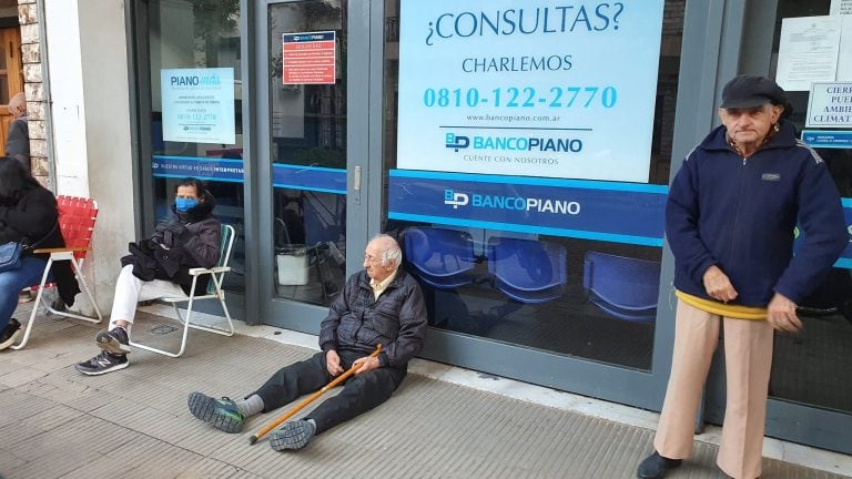 A pesar de las recomendaciones este viernes hubo gran aglomeración de personas en la puertas de los bancos que abrieron para pagar jubilaciones y asignaciones. (@gayosofede)