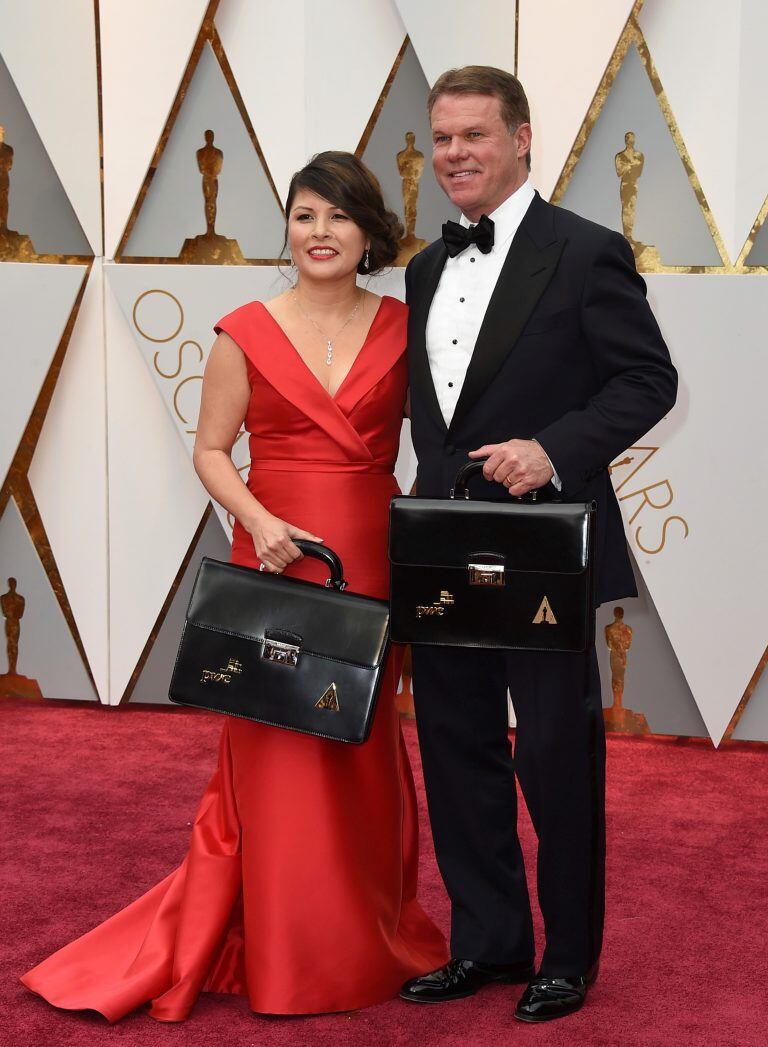 Martha L. Ruiz, left, and Brian Cullinan from PricewaterhouseCoopers arrive at the Oscars on Sunday, Feb. 26, 2017, at the Dolby Theatre in Los Angeles. (Photo by Jordan Strauss/Invision/AP) california eeuu Martha L. Ruiz brian Cullinan 89 entrega anual d