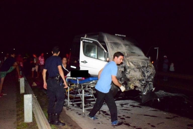 La combi impactó de frente contra un colectivo de larga distancia. (Foto: tumercedes.com)