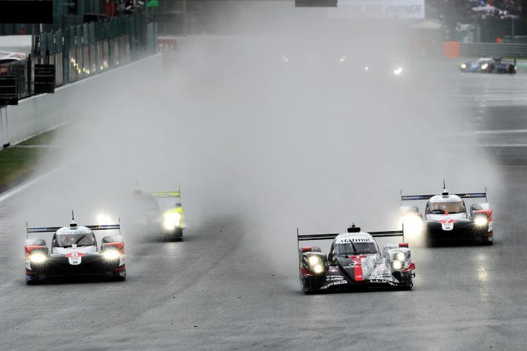 Una intensa lluvia le dio dramatismo a la competencia en las primeras horas.