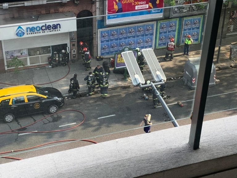 Voraz incendio en un comercio ubicado en avenida San Juan al 3700, en el barrio porteño de Boedo. (Vía País)