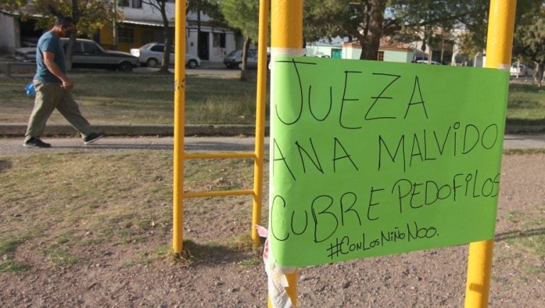 Los carteles pegados en el barrio. Foto Oscar Livera