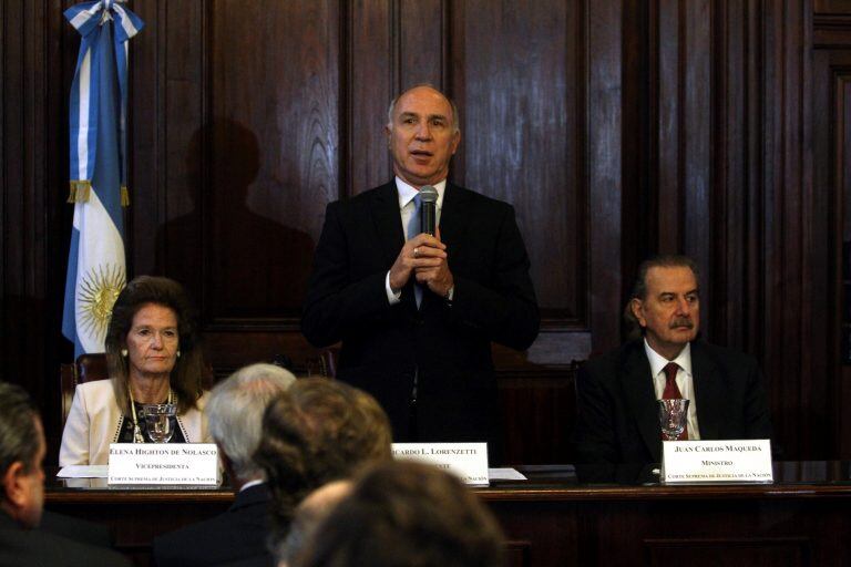 BUENOS AIRES, 16/02/2016, EL PRESIDENTE DE LA CORTE, RICARDO LORENZETTI ANUNCIO DURANTE UN ACTO , UN SISTEMA DE PUBLICIDAD PARA CAUSAS POR CORRUPCION, NARCOTRAFICO Y TRATA DE PERSONAS. FOTO:DYN/LUCIANO THIEBERGER, buenos aires ricardo lorenzetti  Elena  Highton de Nolasco juan carlos maqueda presidente y miembros de la corte suprema acto anuncio publicidad para cuasa corrupcion narcotrafico  y trata de personas