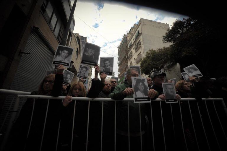 Dolor y llanto de los presentes en el acto por los 25 años del atentado a la AMIA. (Federico López Claro)