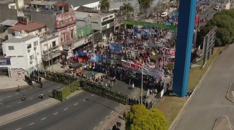 La supervalla impidió el paso a través del Puente Pueyrredón.