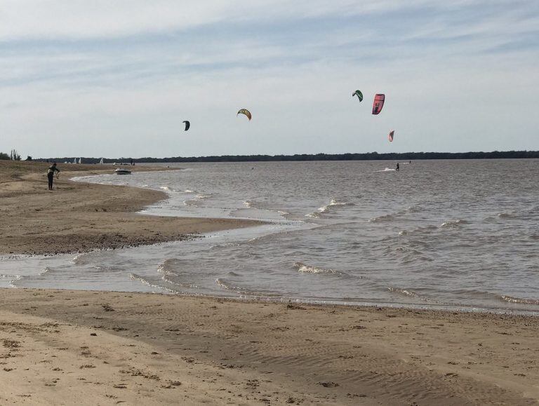 El Kitesurf se posiciona ultimamente entre el paisaje y la curiosidad.