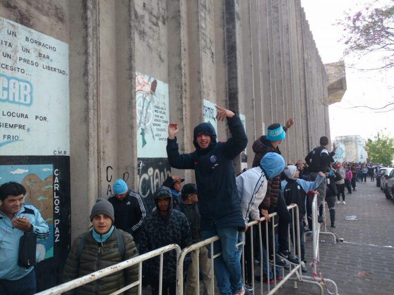 Los hinchas de Belgrano desbordan la zona del Gigante de Alberdi para comprar sus entradas para el Clásico con Talleres.