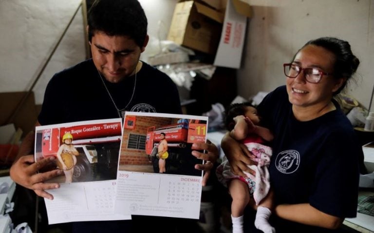 Bomberos paraguayos reclamaron mayor atención del Estado con un calendario al desnudo.