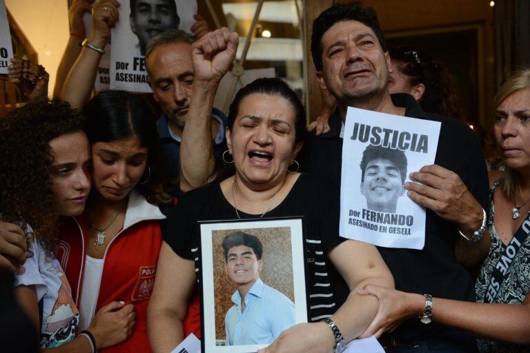 Silvino y Graciela, los padres de Fernando durante una marcha en silencio en Recoleta. (Foto: Clarín)