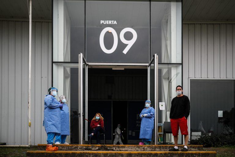 Pacientes con COVID-19 descansan durante su cuarentena en El Parque Tecnópolis (Foto: EFE/Juan Ignacio Roncoroni)