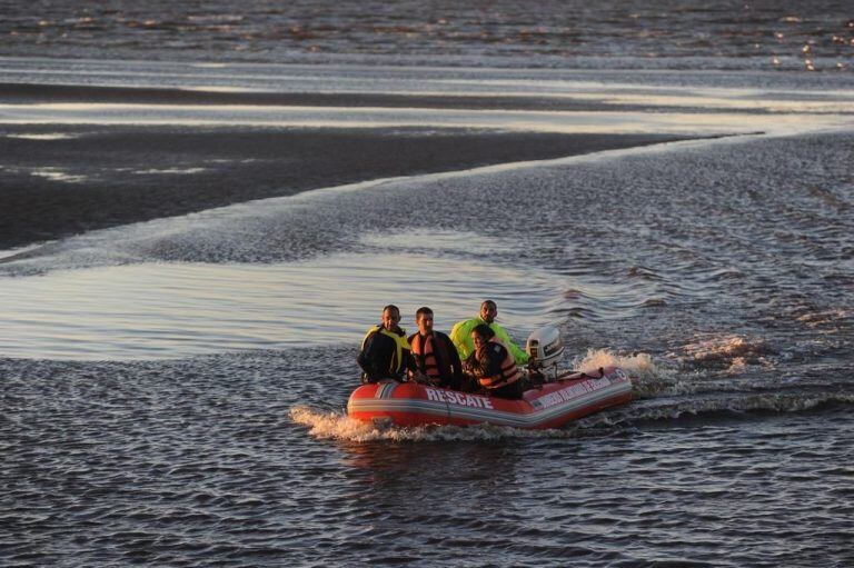 Prefectura Naval Argentina confirmó que amplió el área de búsqueda de los pescadores.