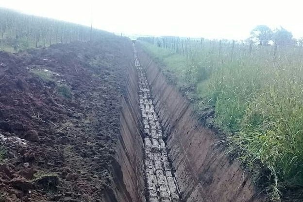 La maquinaria de la obra hídrica ilegal fue secuestrada por la Provincia.