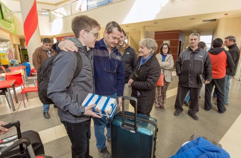 Los padres despidiendo a uno de los chicos.