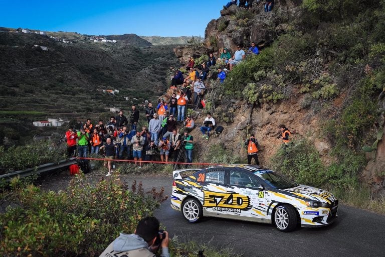 Alonso y su navegante Juan Pablo Monasterolo, en Canarias, donde la falla de la caja los privó de otro gran resultado en el Europeo de Rally. Habían ganado la primera fecha, Azores.