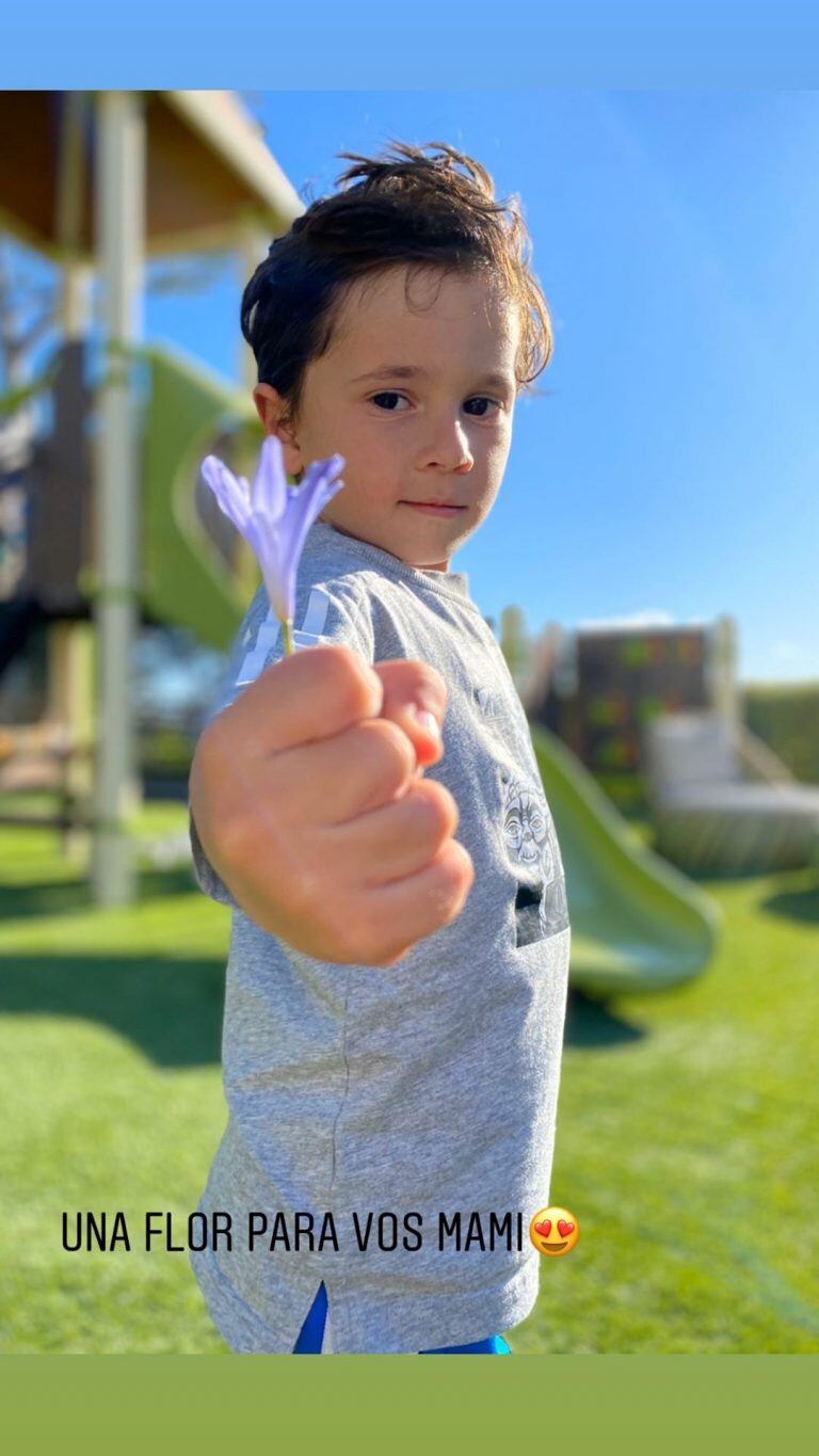 La rosarina logró una bella pose del hermano de Thiago y Ciro para mostrar su gesto. (@antonelaroccuzzo)