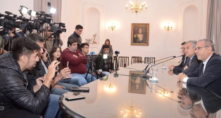 El Gobernador defendió la continuidad del proceso de venta del ingenio La Esperanza, porque "si no tenemos oferentes, el ingenio se cierra, como pasó con el ingenio San Isidro (de Salta)".