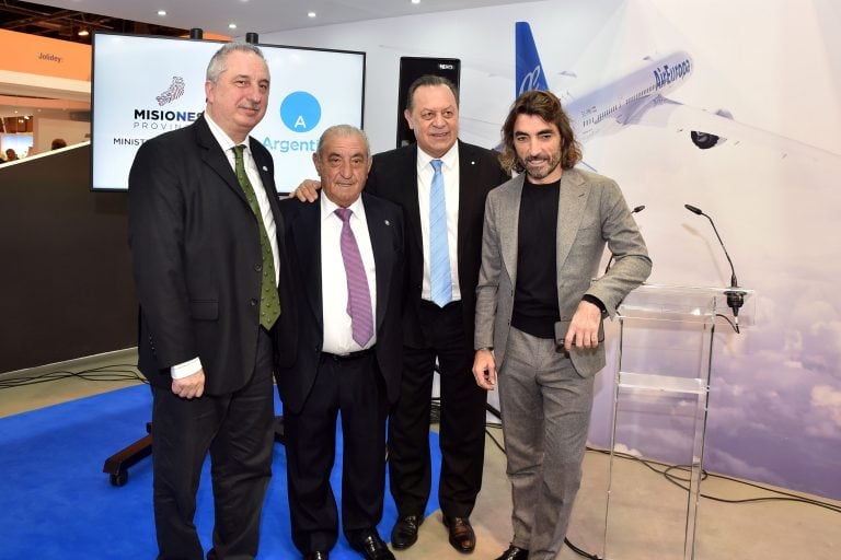 El gobernador Hugo Passalacqua en la FITUR de Madrid, con Javier Hidalgo, presidente de Globalia. (DPA)