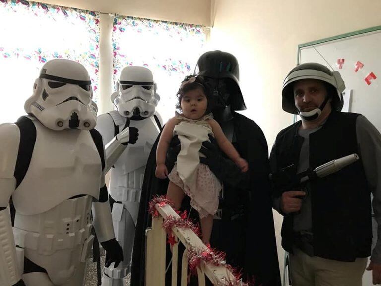 Con una pequeña princesa. Darth Vader mostró su lado bueno. Gran iniciativa de Julio Nieva, coleccionista de los impactantes trajes y réplicas de armas.