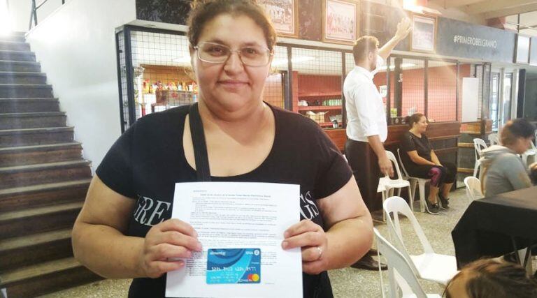 Una vecina con su tarjeta, luego de completar el trámite (Vía Santa Rosa).