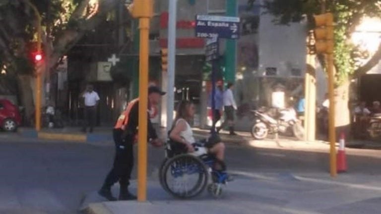 Policía solidario.