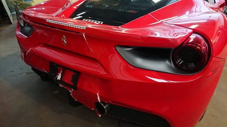 La Ferrari 488GT fue chocada de atrás en Córdoba por un Peugeot 3008.