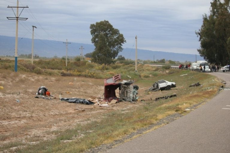 El accidente dejó un auto partido al medio.