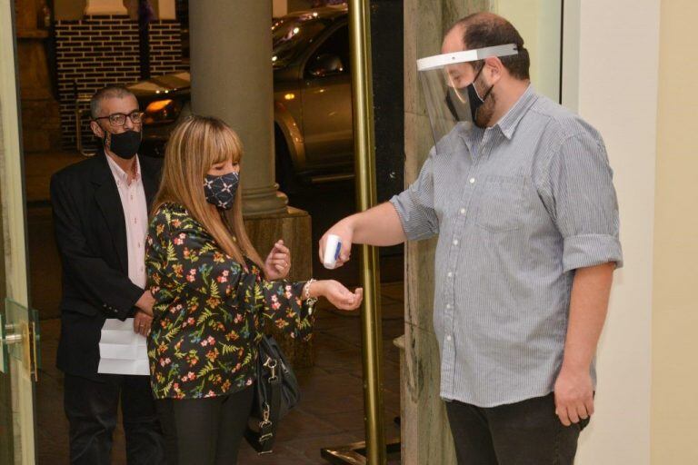 Previo a ingresar al edificio, los asistentes a la primera función del Teatro Mitre pasaron por la toma de temperatura corporal en la puerta de acceso, sobre la calle Alvear.