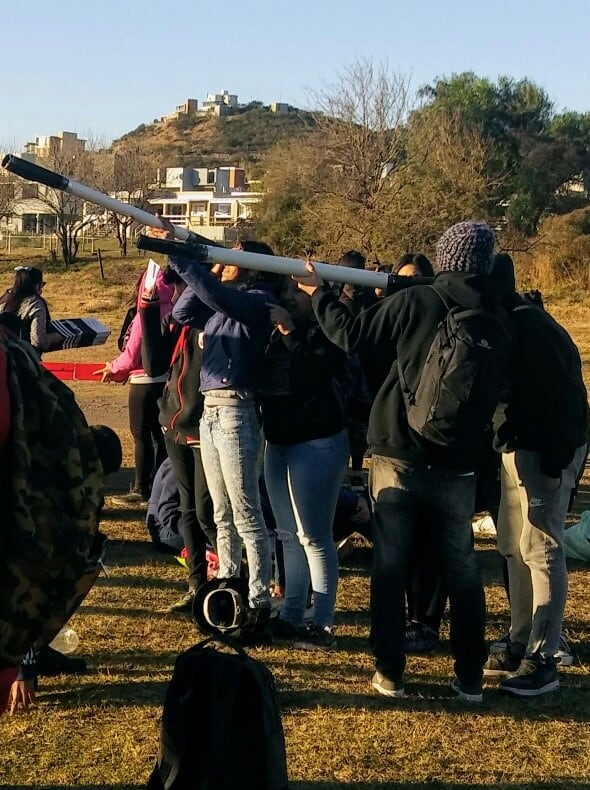 Alumnos del colegio Sarmiento observan el eclipse