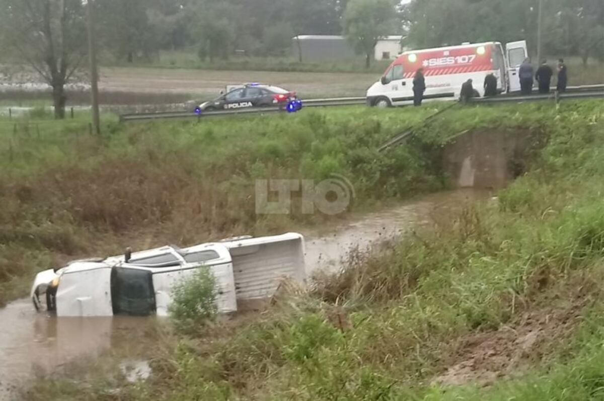 Una camioneta policial terminó en una zanja a causa de la lluvia