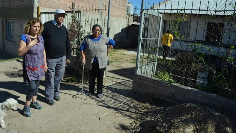 Eduardo y Nina, los jubilados que están sin luz desde el pasado 1 de agosto (lmneuquén).