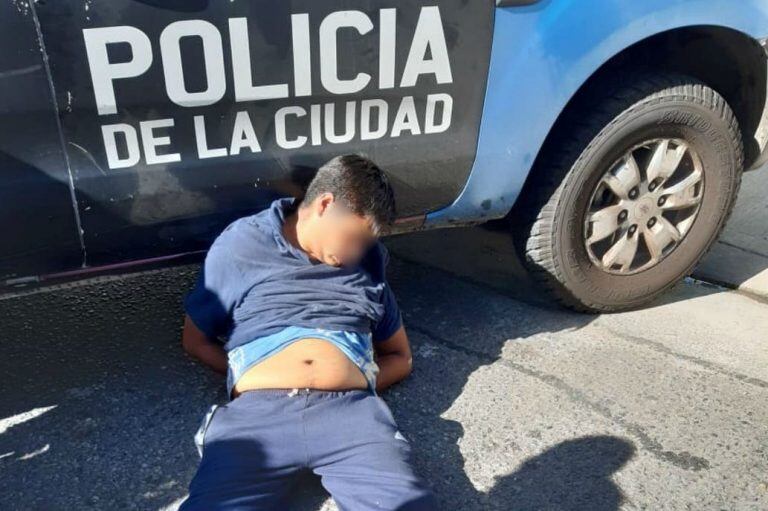 Uno de los delincuentes detenidos por el robo. (crédito: Policía de la Ciudad)